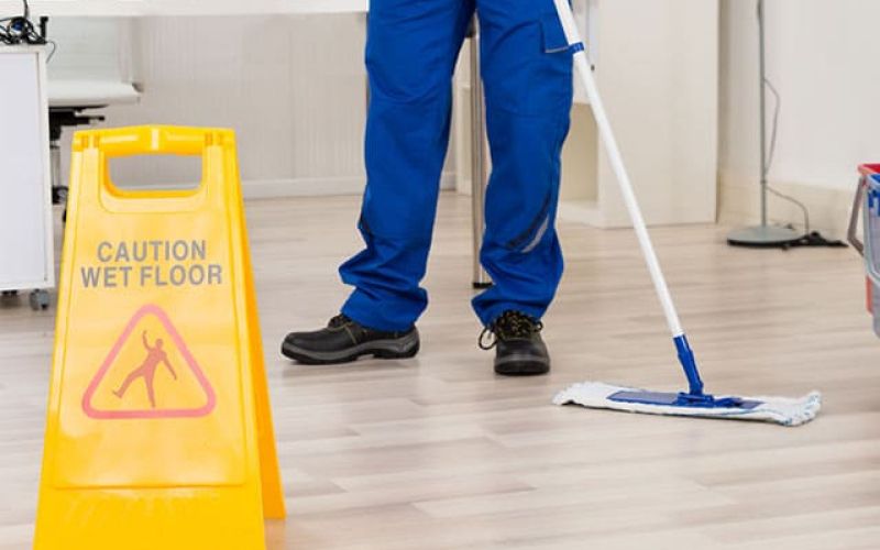 Mitarbeiter beim wischen